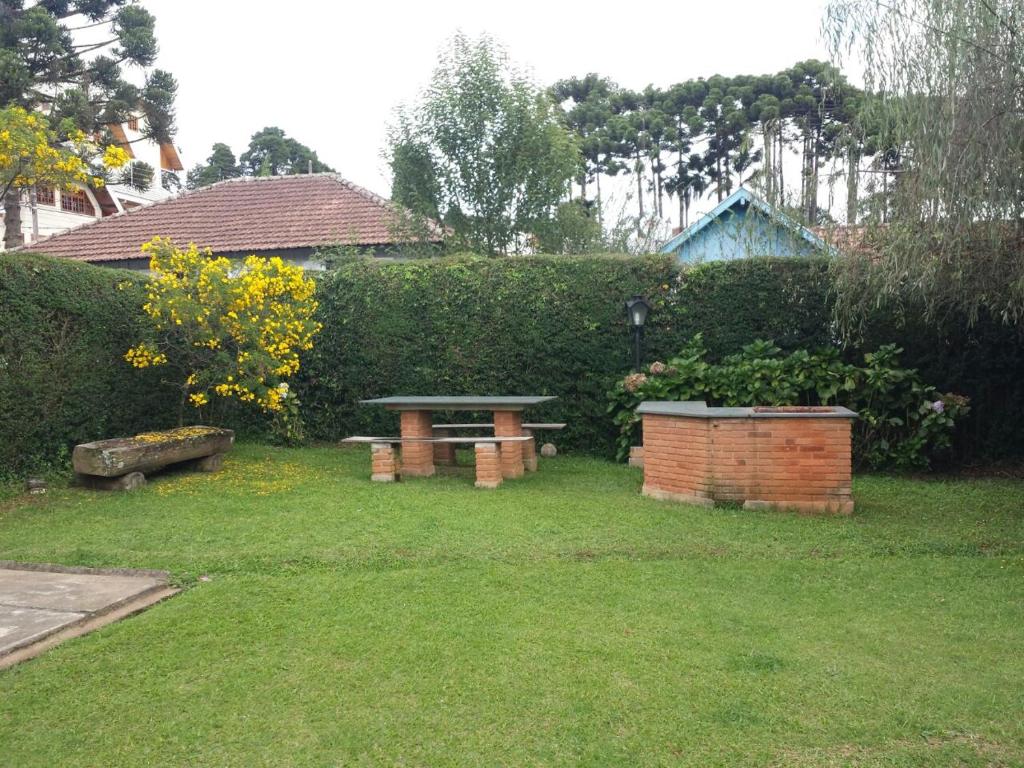 Chale de Madeira - Lareira e Fogueira---lindo gramado com mesa para café da manhã churrasqueira e fogueira - image 2