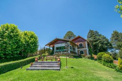 Casa com jardim e área gourmet em Campos do Jordão